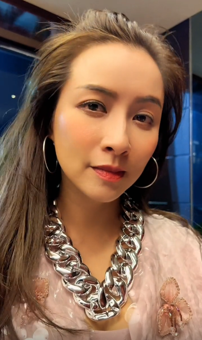 麦家琪穿粉色套装的模样，被粉丝夸说顏值冻龄貌美。(图/麦家琪)