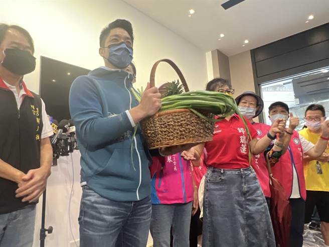 蒋万安今日清晨走访鱼类批发市场及第一果菜批发市场扫街拜票，有摊商陈情反映拍卖场距离过远。（本报资料照片）