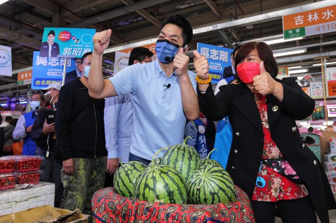 国民党台北市长参选人蒋万安（中）18日走访台北市鱼类批发市场及第一果菜市场，为选战衝刺，争取选民支持。（黄世麒摄）