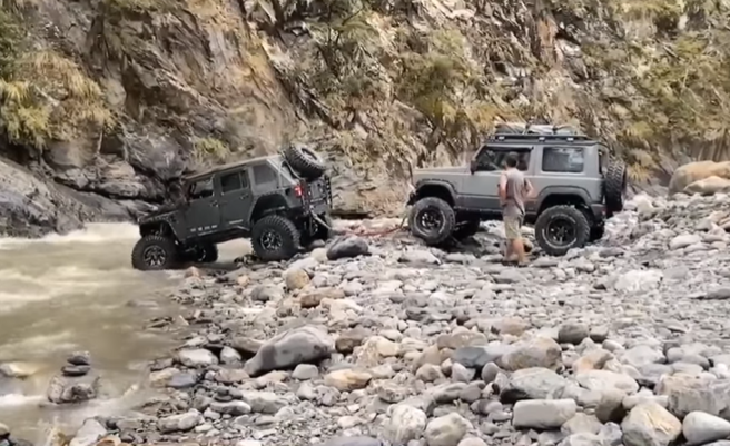 吉普车在湍急溪水中翻落河中，滚了一圈才回正，装备几乎被冲光；警方查出该车队共10多辆吉普车，当天违法到大安溪上游戏水，将开罚。（翻摄照片）