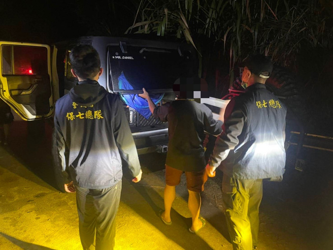 吉普车在湍急溪水中翻落河中，滚了一圈才回正，装备几乎被冲光；警方查出该车队共10多辆吉普车，当天违法到大安溪上游戏水，将开罚。（翻摄照片）