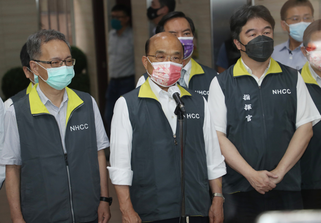 行政院長蘇貞昌（中），圖左為衛福部長薛瑞元，右為指揮中心指揮官王必勝。（資料照/劉宗龍攝）
