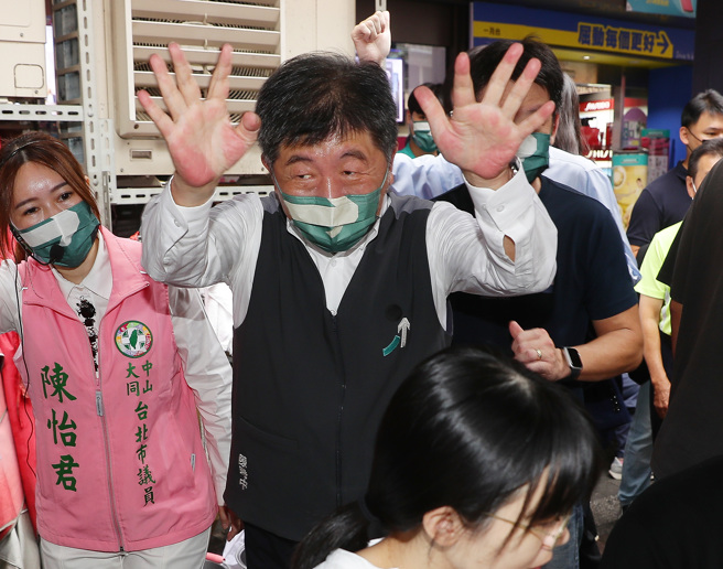 民进党台北市长候选人陈时中（左二）遭爆料座车连续违规。（资料照／季志翔摄）