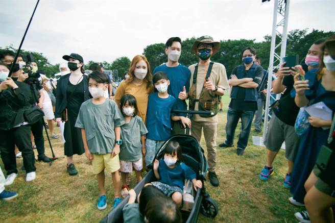 高雄市长陈其迈会场巧遇网红林叨囝仔一家人开心合照。（高雄市观光局提供）