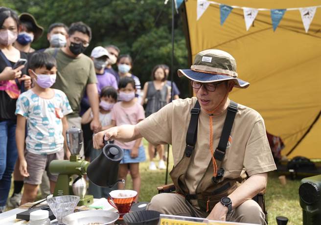 高雄市长陈其迈体验手网烘豆、磨豆及冲煮咖啡，架势十足。（高雄市观光局提供）