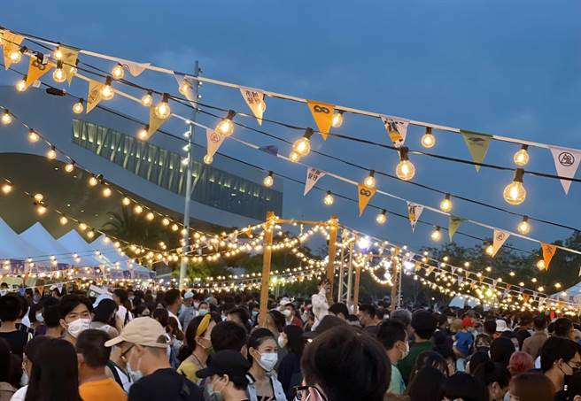 高雄城市野营第二天人潮爆满。（高雄市观光局提供）