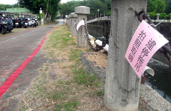 前年新北市郭姓男子因红线违规停车，警方将他的车以拖吊车拖吊夹抬起欲移往拖吊场，他站立及蹲坐在拖吊车拖吊杆，最高法院将他判处拘役30天确定。(示意图/shutterstock)