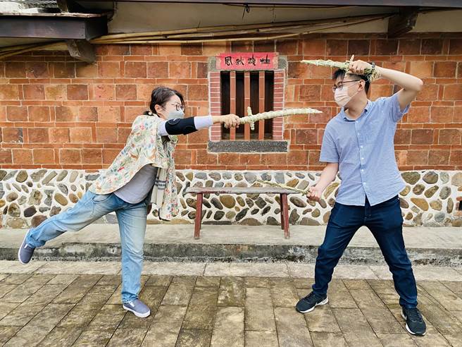 淡古文化行旅最終回預計在程氏古厝舉辦「公司田溪生活市集」活動，不但有特色的草刀、手作蛋捲DIY，還有吃喝玩樂的小農市集，讓民眾感受淡水開港設關後的熱鬧生活。(淡水古蹟博物館提供)