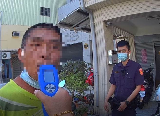 高雄50岁郑姓男子因骑车不稳且见警眼神怪异想逃，遭巡逻员警拦下，并发现他酒驾。（翻摄照片／崔正纲高雄传真）