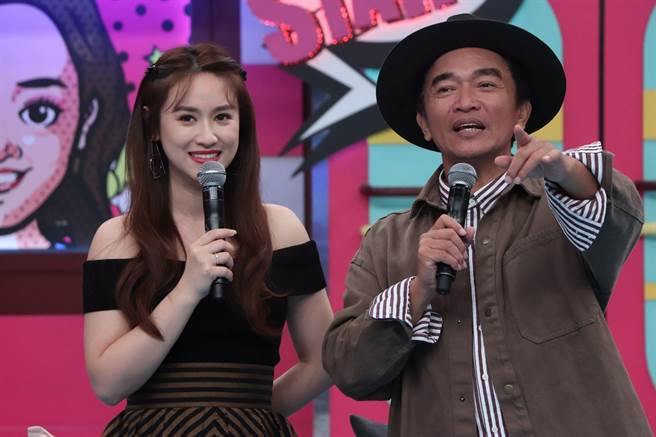 Sandy吴姗儒（左）向吴宗宪分享在大家庭的困扰。（中天综合台提供）