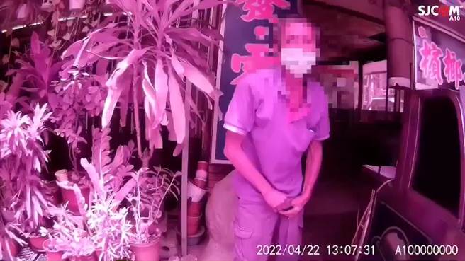 高雄市梓官區李姓男子在今年4月對檳榔西施打手槍，警方到場後要求他把拉鍊拉起來。（翻攝照片／林瑞益高雄傳真）