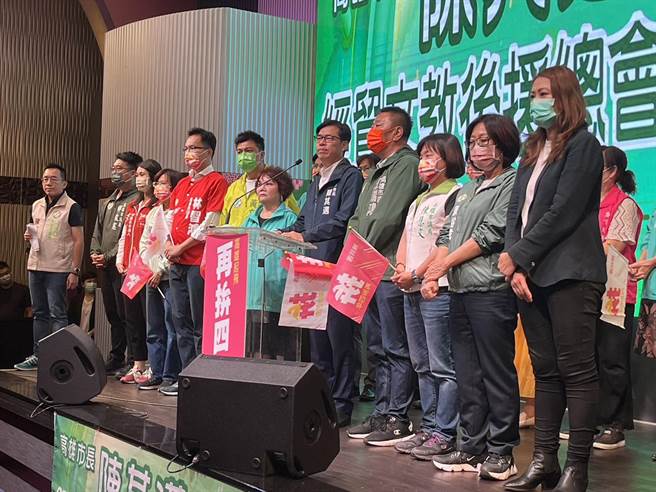 針對國民黨北市議員王鴻薇等人今（18）日爆料，高雄市長陳其邁公費念醫30年竟然未盡義務，質疑欺世盜名，陳其邁（中）今早親自回應了。（柯宗緯翻攝）