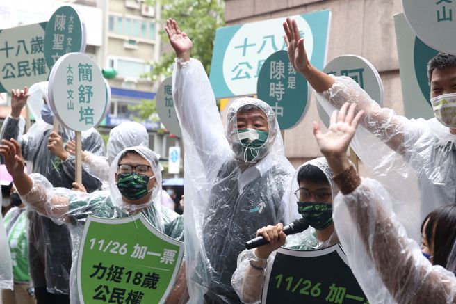 最新民调显示陈时中未因边境解封受益。民进党台北市长参选人陈时中（中）18日前往大安站外，向路过民眾挥手拜票。（杜宜谙摄）