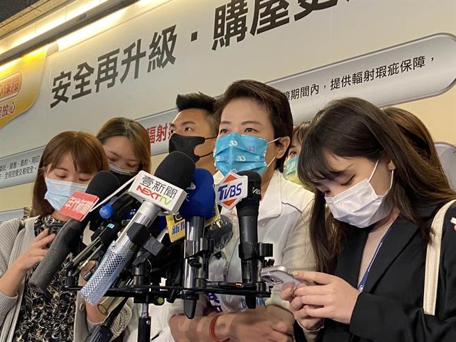 黄珊珊今前往万华区直兴市场扫街派票，会前受访。（陈薏云摄）