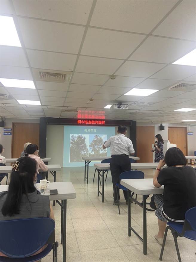 护树课程学员透过与讲师询问交流，了解因应各种状况的树木养护方式。（新北市景观处提供）