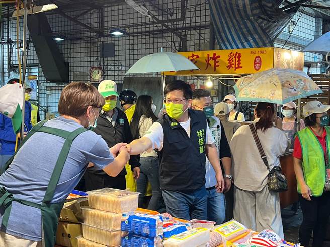 林佳龙前往中和胜利市场扫街拜票。（李奇叡摄）