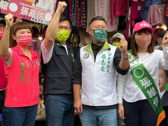 林佳龙拉抬小鸡声势。（李奇叡摄）