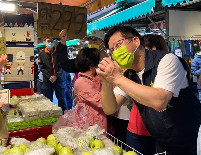 林佳龙和摊商互动热络。（李奇叡摄）