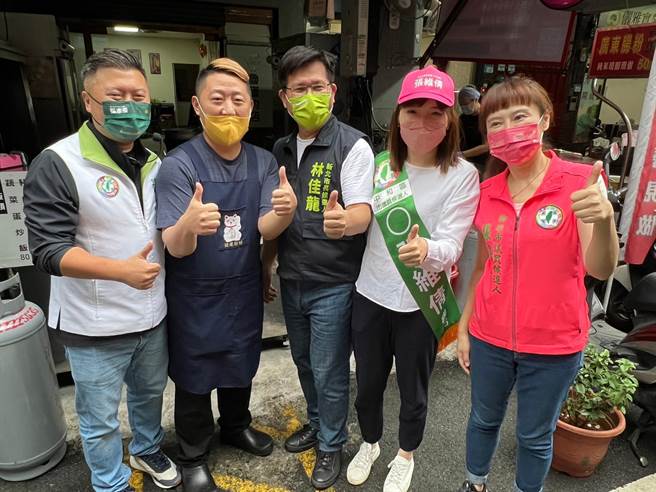 摊商要求和林佳龙合照。（李奇叡摄）