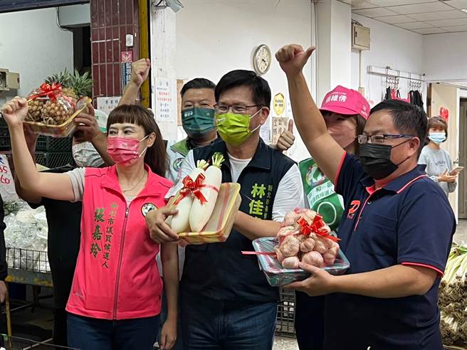 有蔬果店老板拿出凤梨、菜头以及蒜头，希望给林佳龙带来好运气。（李奇叡摄）