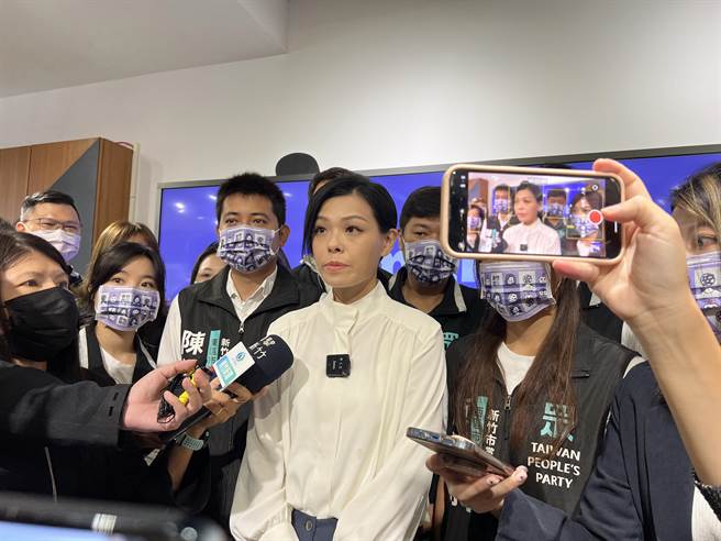 民眾党新竹市长候选人高虹安（中）表示，柯文哲与柯建铭私交她不清楚，但柯建铭近期发言确实较激烈，不过她身为晚辈仍是笑笑看待，还是会以自己步调，争取新竹市民支持。（王惠慧摄）