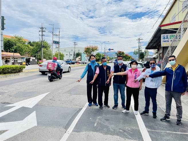 潭子雅潭路2、3段施工回填後有挖補痕跡，居民希望相關單位盡速解決。（陳淑娥攝）