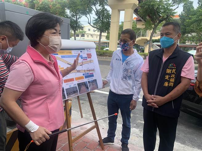 潭子雅潭路2、3段施工回填後有挖補痕跡，立委楊瓊瓔、市議員賴朝國前往會勘。（陳淑娥攝）