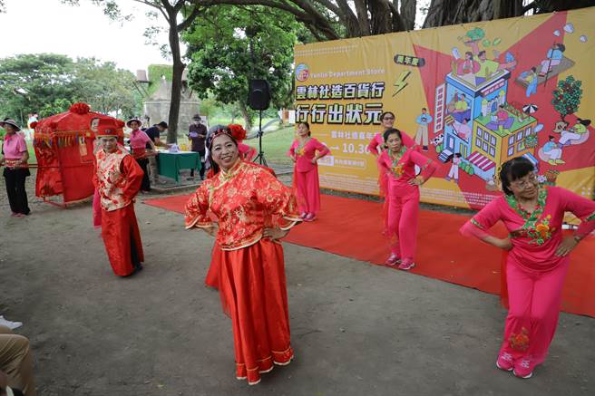 西螺廣興社區表演「囍慶花轎迎嘉賓」。（周麗蘭攝）