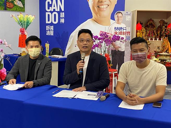 国民党新竹市长候选人林耕仁（中）18日在何志勇（左）、吴旭丰（右）的陪同下，推出4大青年政策，喊出「青年我罩你」，承诺未来将与年轻议员携手推动青年政策。（陈育贤摄）
