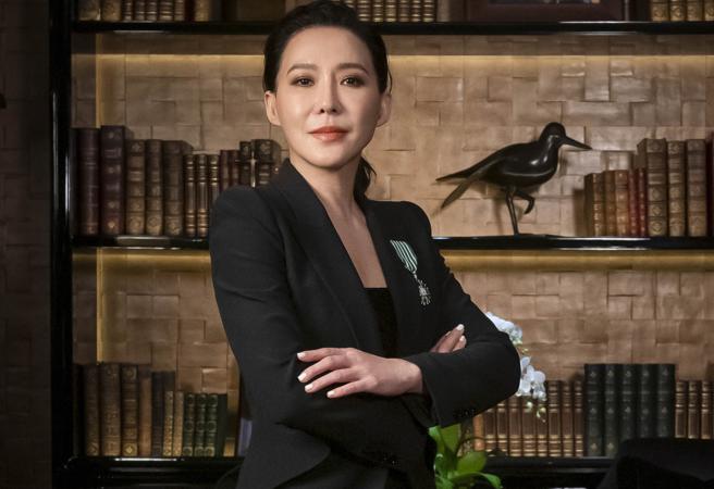 扬名国际的艺术珠宝大师赵心绮（CINDY CHAO），胸前佩戴法国文化部颁发 「法兰西文学艺术骑士勛章」。（CINDY CHAO提供）