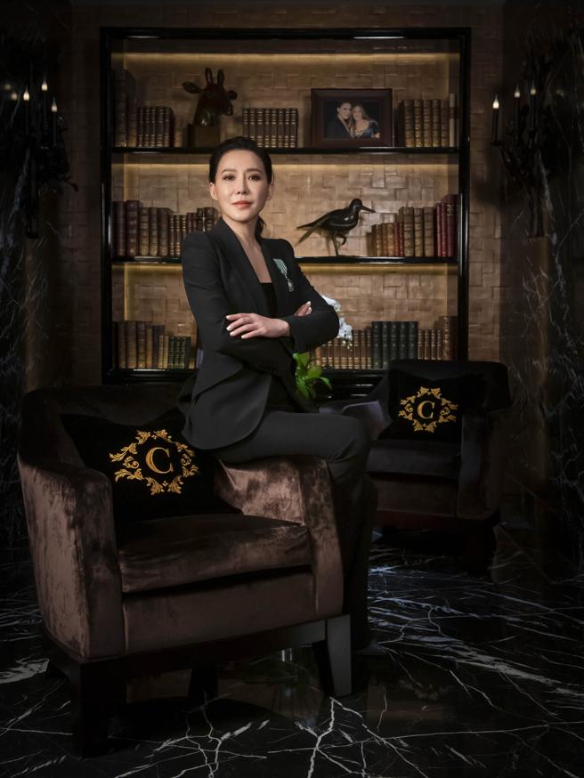 扬名国际的艺术珠宝大师赵心绮（CINDY CHAO），胸前佩戴法国文化部颁发 「法兰西文学艺术骑士勛章」。（CINDY CHAO提供）