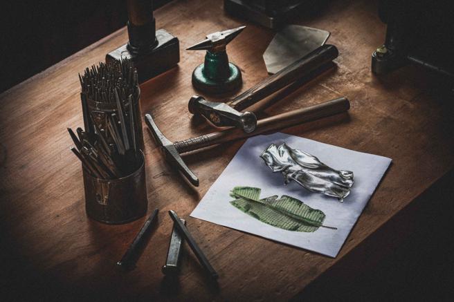 CINDY CHAO大师系列加勒比海盛夏胸针，自然卷曲的芭蕉叶排列镶嵌钻石，考验工艺的难度。（CINDY CHAO提供）