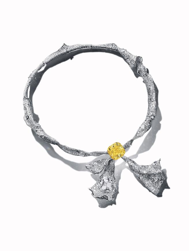 CINDY CHAO精选90克拉黄钻打造Gem Art Collection艺术彩钻系列艳彩黄钻缎带套炼。（CINDY CHAO提供）