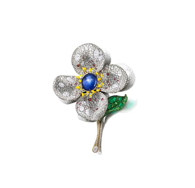 CINDY CHAO White Label Collection高级珠宝系列 花朵胸针，主石为缅甸无烧蓝宝石32.11克拉。（CINDY CHAO提供）