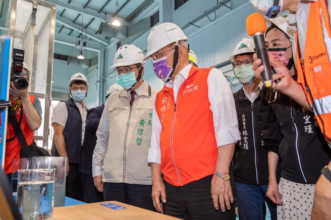 台南市长黄伟哲提出「多找水」策略，以多元管道向民间稳定供水，尤其是回收污水变净水，让每滴水至少使用2次。(台南市政府提供)