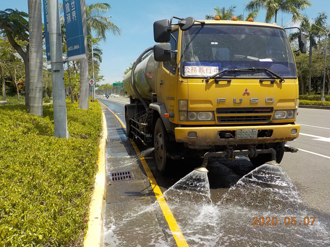 黄伟哲也要求公务机关扩大使用放流水，包括厕所冲洗、车船体清洗、工地抑制扬尘，都可以用放流水取代自来水。(台南市政府提供)