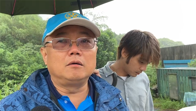 老板李乙忠盼政府能帮忙清除土方，让生活尽速回归正轨。（翻摄照片／陈彩玲基隆传真）