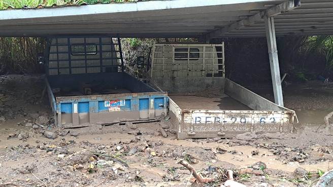 基隆市七堵区东新街山区17日晚上发生土石流，一间营造厂工寮被大量土石、黄泥埋没。（翻摄照片／陈彩玲基隆传真）