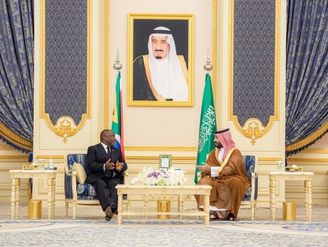 王储穆罕默德．沙尔曼（Mohammed bin Salman）与南非总统玛佛沙（Matamela Cyril Ramaphosa）于吉达撒拉姆宫进行国事会晤。（沙乌地阿拉伯外交部）