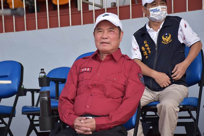 锺东锦质疑徐定祯选举资金来源，直言是无形的金主在支持着你？还是民进党在做背后的金流后盾？（谢明俊摄）