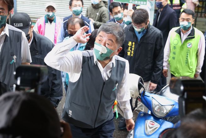 陈时中勘灾闯红灯员警未罚 竞总：该受罚就要罚。图为民进党台北市长参选人陈时中（中）。（杜宜谙摄）