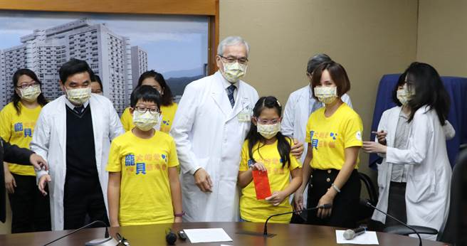 北榮院長陳威明(中)，今天與病童一同合影留念。（北榮提供）