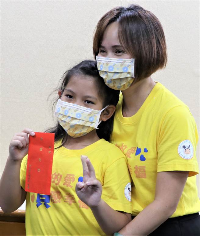 病童小棠(左)與母親合影。（北榮提供）