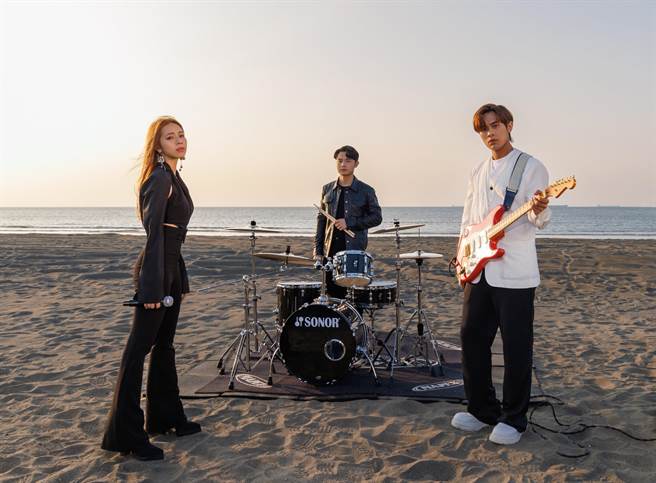 告五人推新曲〈在未來的你跟我說聲嗨〉俐落正裝上身，優雅魅力噴發。（相信音樂提供）