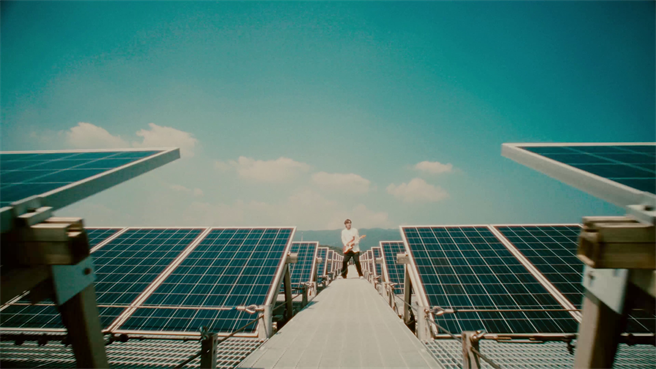 告五人雲安為拍攝壯闊景色爬上頂樓。（相信音樂提供）