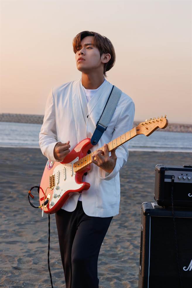 告五人雲安嘗試黑白配帥氣又成熟的造型。（相信音樂提供）