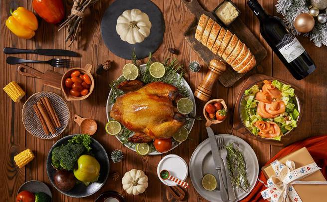 （因应感恩节到来，台北国泰万怡酒店推出二款外卖烤鸡礼篮套组。图／台北国泰万怡酒店提供）