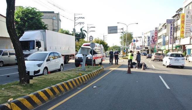 张姓少女13日骑机车载黄男，行经后里区三丰路三段1052巷口时，与刘男驾驶自小客车发生碰撞，造成张女、黄男送医救治。(警方提供)