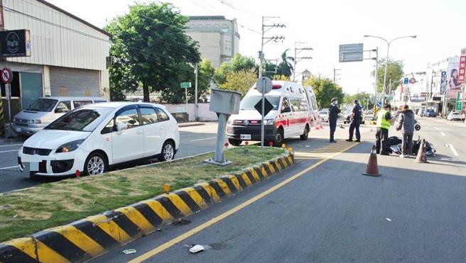 张姓少女13日骑机车载黄男，行经后里区三丰路三段1052巷口时，与刘男驾驶自小客车发生碰撞，造成张女、黄男送医救治。(警方提供)