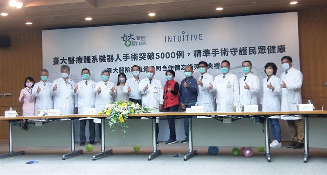 臺大醫院今舉辦5000例機器手臂手術成果發表記者會，邀請多位接受創新術式治療的病友現身分享治療經驗。（王家瑜攝）